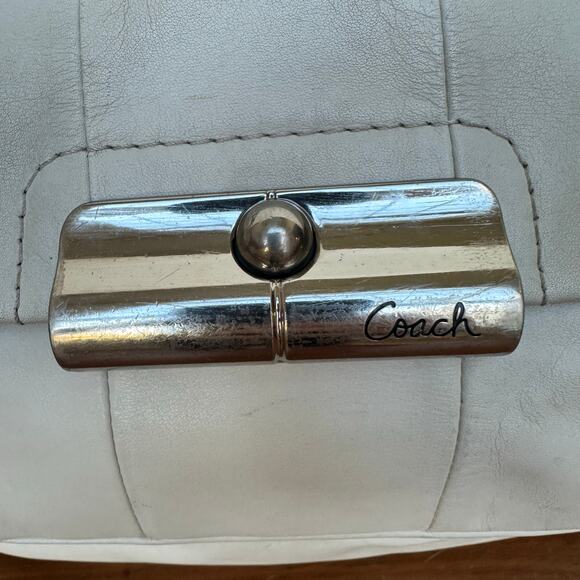 Coach White Leather Shoulder Bag with Silver Hardware Chain Detail - Picture 6 of 16